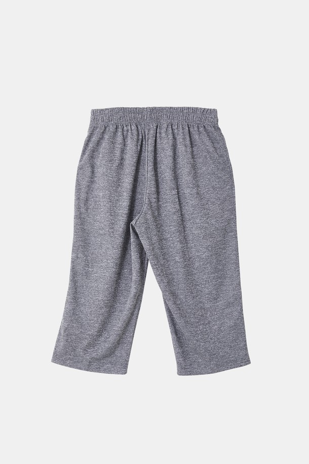 7부 밴딩 스판 스포츠 팬츠 CSPT123은 스포츠 활동과 트레이닝에 적합한 남녀 공용 7부 스포츠 팬츠입니다. 차콜과 그레이 두 가지 색상으로 출시되었으며, 봄, 여름, 가을 계절에 착용하기 좋습니다. 부드러운 촉감의 폴리에스터 소재로 제작되었으며, 편안한 핏과 신축성으로 활동성을 높였습니다. 허리 조절 스트랩과 지퍼 포켓 디테일이 더해져 스포티하고 캐주얼한 스타일을 완성합니다. 
