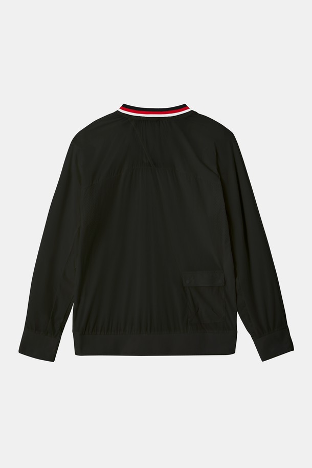 가볍고 편안한 착용감의 남성용 경량 바람막이 브이넥 맨투맨 CTEE115입니다. 일상과 스포츠 활동 모두에 적합하며, 봄, 가을 간절기에 활용하기 좋습니다. 블랙, 레드, 아이보리 세 가지 컬러로 출시되었으며, 베이직한 핏과 스포티한 스타일을 연출합니다. 나일론과 폴리우레탄 혼방 소재로 제작되어 신축성이 있으며, 얇은 두께감으로 활동성을 높였습니다. 시보리 마감 처리와 뒷면 플랩 포켓 디테일이 돋보이는, 산책룩과 가을 나들이룩에 어울리는 미니멀하고 캐주얼한 디자인입니다.
