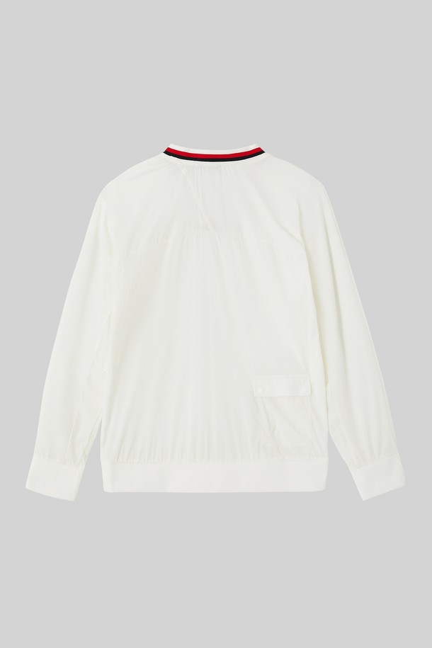 경량 바람막이 브이넥 맨투맨 CTEE115는 남성용 상의로, 봄, 가을 시즌에 적합한 베이직핏 맨투맨입니다. 나일론과 폴리우레탄 혼방 소재로 제작되어 가볍고 신축성 있는 착용감을 제공하며, 데일리웨어, 일상 활동, 스포츠 활동, 골프 등 다양한 용도로 활용할 수 있습니다. 스타일은 스포티하고 심플하며, 블랙, 레드, 아이보리 세 가지 색상으로 출시되었습니다. 브이넥 디자인과 긴소매, 그리고 뒷면 플랩 포켓 디테일과 시보리 마감으로 실용성과 디자인을 모두 갖춘 제품입니다. 골프룩이나 산책룩으로 활용하기 좋습니다.
