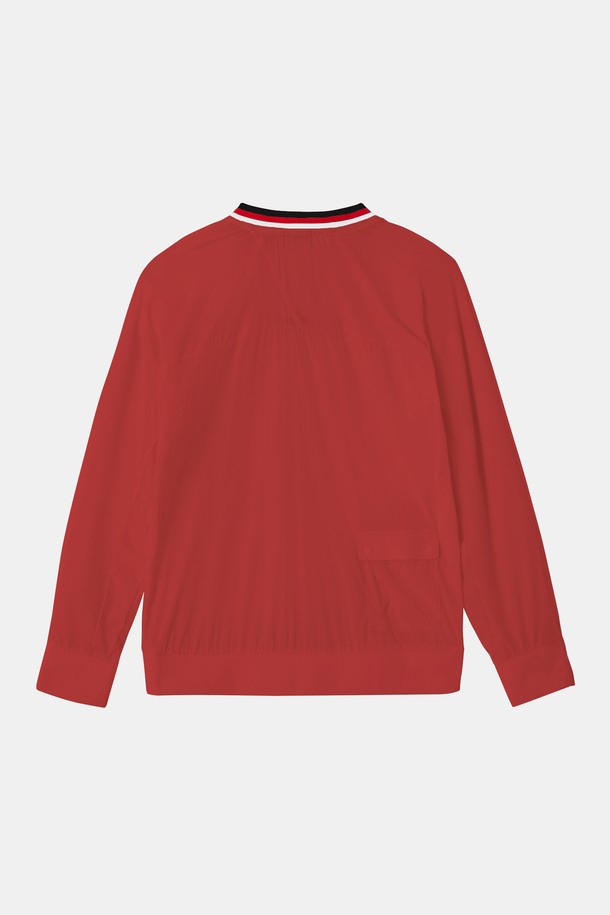 경량 바람막이 브이넥 맨투맨 CTEE115는 남성용 상의 맨투맨입니다. 아이보리, 레드, 블랙, 카키 4가지 색상으로 출시되었으며, 봄, 가을 시즌 골프 및 일상에서 활용하기 좋습니다. 가볍고 신축성 있는 나일론과 폴리우레탄 혼방 소재로 제작되어 부드러운 촉감을 제공하며, 얇은 두께감으로 편안한 착용감을 선사합니다. 베이직핏에 브이넥 디자인, 긴 소매, 무지 패턴으로 스포티하면서도 캐주얼한 스타일을 연출합니다. 뒷면 플랩 포켓과 시보리 마감 디테일로 실용성을 더했습니다.
