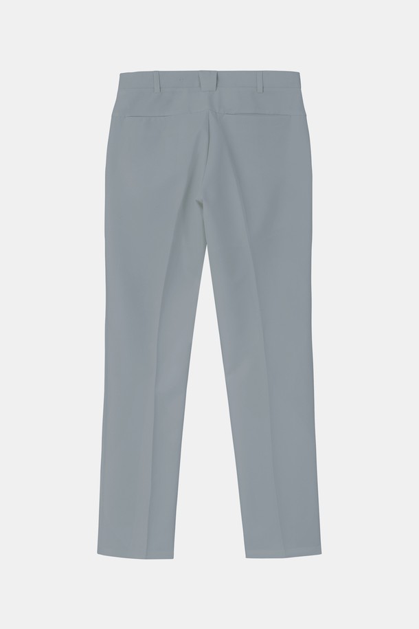 "봄가을 라이프앤스포츠 스판 슬랙스 CPT151"는 남성용 슬랙스로, 봄, 가을 시즌에 착용하기 좋습니다. 네이비, 그레이, 아이보리 세 가지 색상으로 출시되었으며, 레귤러핏과 부드러운 촉감으로 편안한 착용감을 선사합니다. 폴리에스터와 폴리우레탄 혼방 소재로 제작되어 활동성을 높였으며, 무지 디자인과 히든 밴딩, 사선 포켓 디테일이 특징입니다. 일상 및 골프 활동에 모두 활용할 수 있으며, 캐주얼, 미니멀, 클래식 스타일 연출에 용이합니다.
