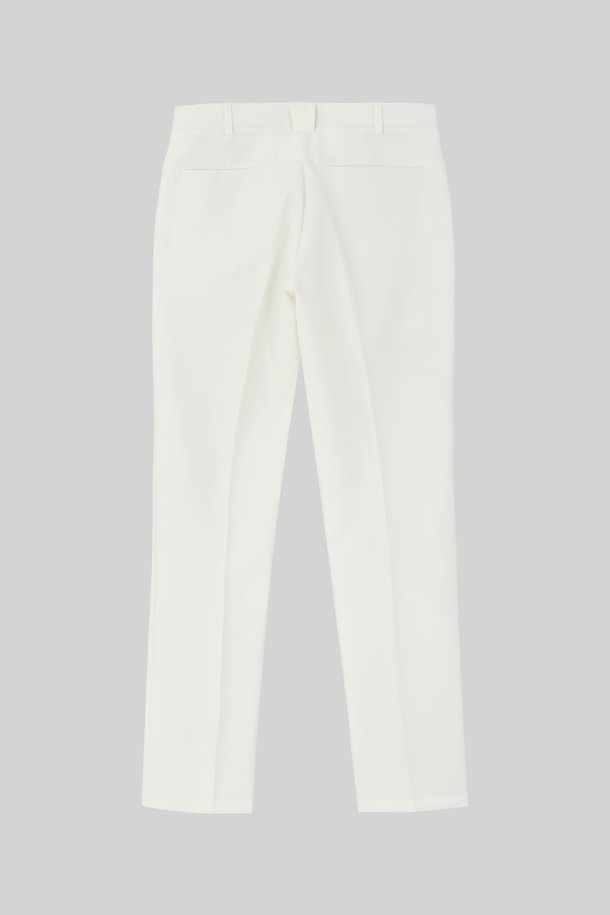 봄/가을 라이프앤스포츠 스판 슬랙스 CPT151는 남성용 긴 바지로, 골프 및 일상복으로 활용하기 좋은 제품입니다. 네이비, 그레이, 아이보리 세 가지 색상으로 출시되었으며, 스포티하면서도 캐주얼한 스타일을 연출합니다. 신축성이 뛰어난 폴리 혼방 원단으로 제작되어 부드러운 촉감과 편안한 착용감을 제공하며, 레귤러핏으로 깔끔하게 떨어지는 핏을 자랑합니다. 허리 히든밴딩과 사선 포켓 디테일로 활동성과 디자인을 모두 잡았으며, 얇은 두께감으로 봄, 가을 시즌에 활용하기 좋습니다.
