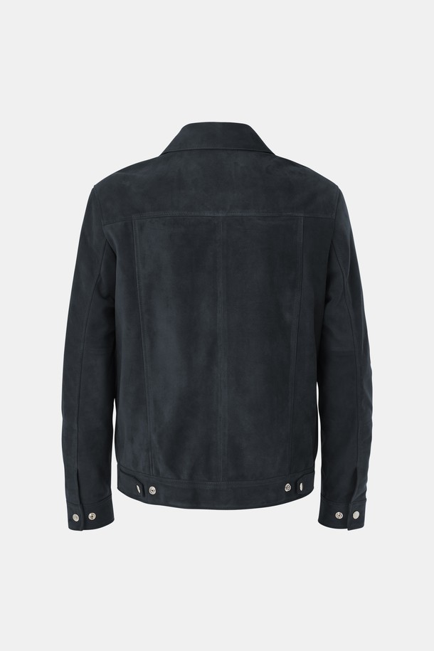 네이비, 카키, 브라운 3가지 색상으로 출시된 멀티컬러 카라넥 양가죽 집업 점퍼 CLJP117입니다. 부드러운 양가죽과 스웨이드 소재의 조화로 고급스러운 느낌을 주며, 봄, 가을 간절기에 착용하기 좋습니다. 캐주얼, 클래식, 미니멀 스타일을 즐기는 분들께 추천하며, 데이트룩, 가을 나들이룩, 여행룩 등 다양한 TPO에 활용할 수 있습니다. 카라넥 디자인과 히든 타입 포켓, 안쪽 주머니, 방수 처리 가공, 폴리에스터 100% 안감 등 섬세한 디테일이 돋보이는 베이직핏 점퍼입니다.
