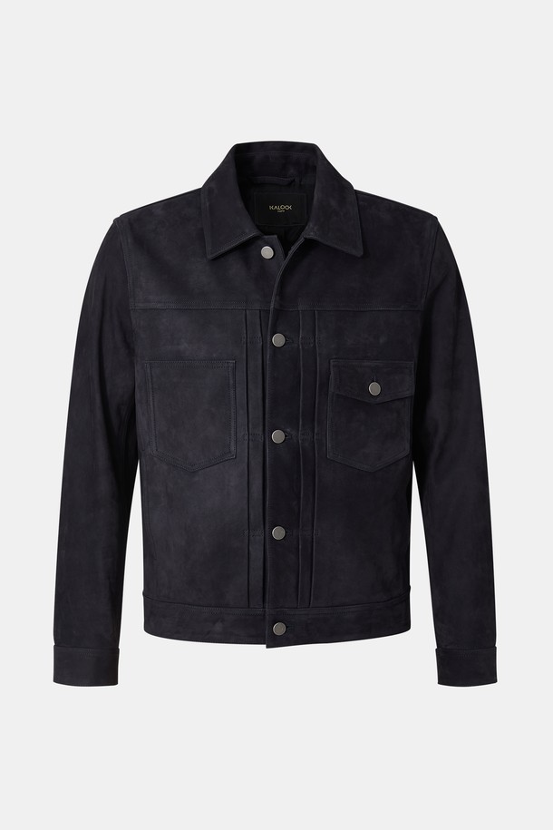 네이비와 다크블루 컬러로 만나볼 수 있는 염소가죽 스웨이드 트러커 재킷 CLJP118입니다. 부드러운 촉감의 염소가죽 스웨이드 소재로 제작되어 봄, 가을에 착용하기 좋습니다. 무지 디자인에 레귤러 핏, 레귤러 기장으로 캐주얼 및 클래식 스타일을 연출할 수 있습니다. 데이트룩, 모임룩, 비즈니스 캐주얼 등 다양한 TPO에 활용 가능하며, 버튼 플랩 포켓 디테일이 돋보입니다. 긴 소매 기장의 트러커 자켓으로 미니멀한 스타일을 완성해보세요.
