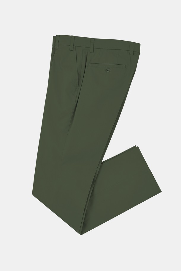 **봄가을 데일리앤오피스 스판 면바지 CPT152**는 봄, 가을에 착용하기 좋은 레귤러핏 면바지입니다. 네이비, 카키, 베이지 세 가지 색상으로 출시되어 데일리룩과 오피스룩 모두 소화 가능합니다. 면과 폴리우레탄 혼방 소재로 제작되어 부드러운 촉감과 우수한 신축성을 자랑합니다. 허리 벨트 디테일과 뒷면 포켓으로 실용성을 더했으며, 무지 디자인으로 어떤 상의와도 쉽게 매치할 수 있습니다. 깔끔하고 베이직한 스타일을 선호하는 분들께 추천합니다.
