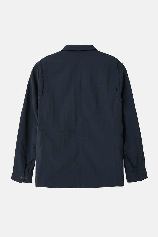 **봄/가을 히든 집업 바람막이 재킷 CJP135**

가을 나들이룩을 위한 베이직핏 바람막이 재킷입니다. 네이비, 블루, 차콜 세 가지 색상으로 출시되었으며, 얇고 가벼운 나일론, 면, 폴리에스테르 혼방 소재로 제작되어 봄, 가을 간절기에 적합합니다. 안감과 히든 집업 디테일, 가슴 플랩 포켓, 안쪽 주머니를 더해 실용성을 높였습니다. 캐주얼, 미니멀, 클래식 스타일을 즐기는 분들께 추천합니다. 긴 소매와 무지 디자인으로 어떤 옷에도 쉽게 매치할 수 있습니다.
