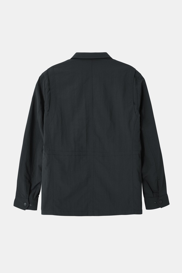 **봄/가을 히든 집업 바람막이 재킷 CJP135**

가볍고 편안한 착용감의 봄/가을 시즌용 바람막이 재킷입니다. 네이비, 블루, 차콜 세 가지 색상으로 출시되었으며, 일상과 야외 활동 모두에 적합합니다. 심플하고 캐주얼한 스타일로 디자인되어 다양한 코디에 활용하기 좋습니다. 나일론, 면, 폴리에스테르 혼방 소재로 제작되어 얇고 쾌적하며, 안쪽 주머니와 가슴 플랩 포켓으로 실용성을 더했습니다. 베이직핏에 긴 소매, 집업 여밈 방식을 갖춘 이 재킷은 동네 마실룩, 산책룩, 여행룩 등 다양한 TPO에 맞춰 미니멀하고 클래식한 스타일을 연출할 수 있습니다.
