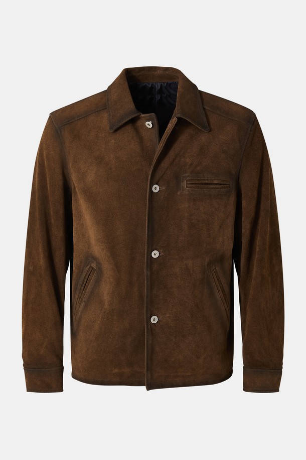 오일브러쉬 카우 레더 버튼 재킷 CLJP119는 부드러운 촉감의 소가죽 소재로 제작된 남성용 레더 재킷입니다. 가을과 겨울에 착용하기 좋은 두꺼운 두께감으로 보온성을 높였으며, 클래식과 캐주얼 스타일을 모두 아우르는 디자인입니다. 오일브러쉬 가공으로 은은한 광택과 고급스러운 분위기를 더했습니다. 레귤러핏으로 제작되어 편안한 착용감을 선사하며, 데이트룩 및 모임룩에 활용하기 좋습니다. 무지 디자인과 브라운 컬러는 미니멀한 스타일을 선호하는 분들에게도 적합합니다.
