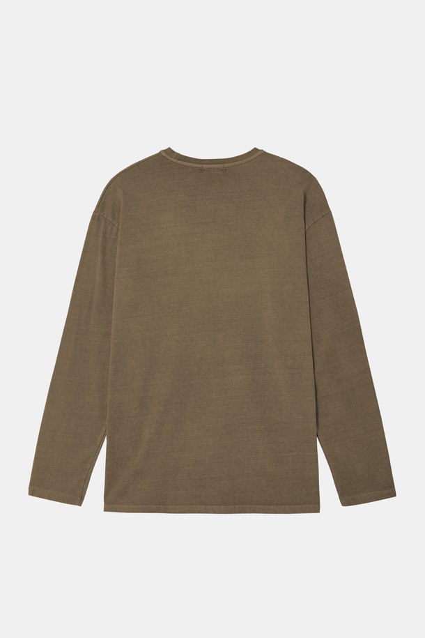 멀티컬러 피그먼트 긴팔 티셔츠 CTEE116은 베이직한 스타일의 긴팔 티셔츠입니다. 부드러운 면 소재에 은은한 워싱 처리된 피그먼트 워싱 무늬가 특징이며, 그레이, 차콜, 카키, 브라운 4가지 컬러로 출시되었습니다. 라운드넥 디자인에 베이직핏으로 제작되어 데일리웨어 또는 이너로 활용하기 좋습니다. 단독 착용은 물론, 다양한 하의와 매치하여 캐주얼, 미니멀, 클래식 스타일을 연출할 수 있으며 집콕룩이나 산책룩에도 적합합니다. 계절에 구애받지 않고 봄, 여름, 가을, 겨울 모두 착용 가능하며 하의 컬러에 구애 없이 코디할 수 있습니다.
