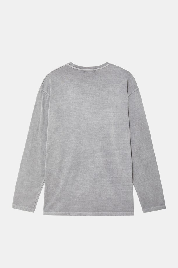 멀티컬러 피그먼트 긴팔 티셔츠 CTEE116는 베이직한 스타일의 긴팔 티셔츠입니다. 부드러운 면 소재로 제작되어 은은한 촉감을 선사하며, 봄, 가을 계절에 적합합니다. 라운드넥 디자인에 베이직핏으로, 일상복으로 편안하게 착용할 수 있습니다. 그레이, 차콜, 카키, 브라운 4가지의 다채로운 컬러로 출시되어 다양한 스타일 연출이 가능하며, 단독 또는 이너로 활용하여 활용도를 높일 수 있습니다. 피그먼트 워싱 처리로 자연스러운 무드를 더했습니다.
