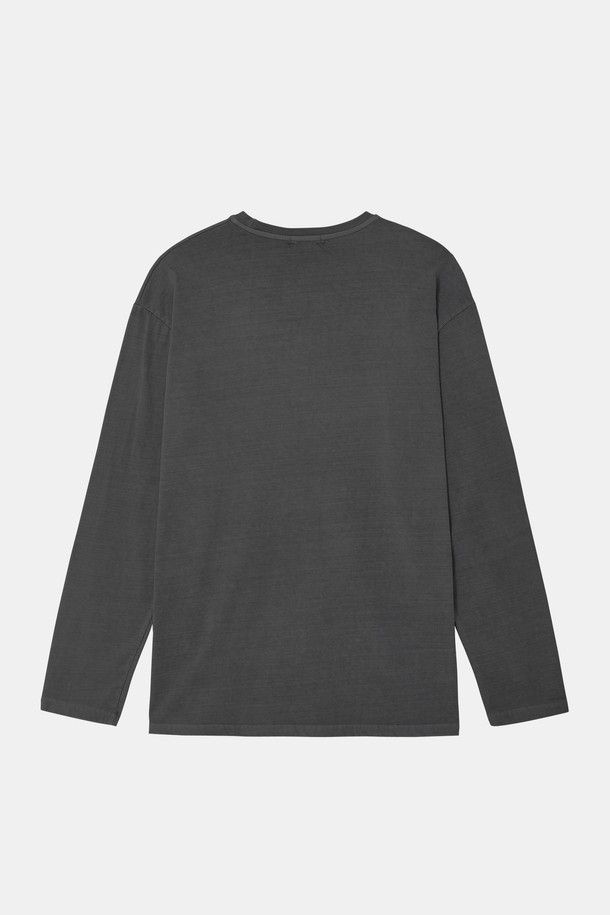 부드러운 면 소재로 제작된 멀티컬러 피그먼트 긴팔 티셔츠 CTEE116입니다. 톤 다운된 워싱 컬러감과 베이직한 디자인으로, 캐주얼, 미니멀, 클래식 등 다양한 스타일을 연출할 수 있습니다. 봄, 가을 시즌에 데일리웨어, 단독 착용, 이너 등으로 활용하기 좋은 아이템입니다. 라운드넥과 베이직핏으로 편안한 착용감을 선사하며, 산책룩이나 집콕룩에도 잘 어울립니다. 그레이, 차콜, 카키, 브라운 4가지 톤다운된 컬러로 출시되었습니다.
