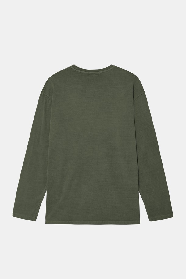 톤 다운된 워싱 컬러감이 돋보이는 멀티컬러 피그먼트 긴팔 티셔츠 CTEE116입니다. 부드러운 면 소재로 제작되어 편안한 착용감을 선사하며, 데일리 웨어 또는 이너로 활용하기 좋습니다. 베이직 핏과 라운드넥 디자인으로 어떤 하의와도 자연스럽게 매치되어 활용도가 높습니다. 은은한 피그먼트 워싱 처리로 빈티지한 무드를 더했으며, 그레이, 그레이 카키, 차콜 브라운, 카키 4가지 톤다운된 컬러로 출시되었습니다. "동네 마실룩"이나 "산책룩" 등 캐주얼, 미니멀, 클래식 스타일을 즐겨 입는 분들께 추천합니다.
