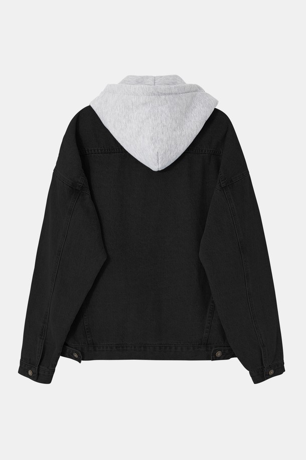 봄, 가을 간절기에 활용하기 좋은 "봄가을 탈부착 후드 데님 재킷 CJP136"입니다. 베이직하고 캐주얼한 스타일로, 데일리 웨어로 편안하게 착용할 수 있습니다. 세미 오버핏으로 트렌디함을 더했으며, 탈부착 후드로 다양한 연출이 가능합니다. 블루, 라이트블루, 블랙 세 가지 색상으로 출시되었으며, 면 소재에 두꺼운 두께감으로 제작되었습니다. 산책룩이나 카페룩 등 어떤 TPO에도 잘 어울리는 미니멀하고 클래식한 데님 재킷입니다.
