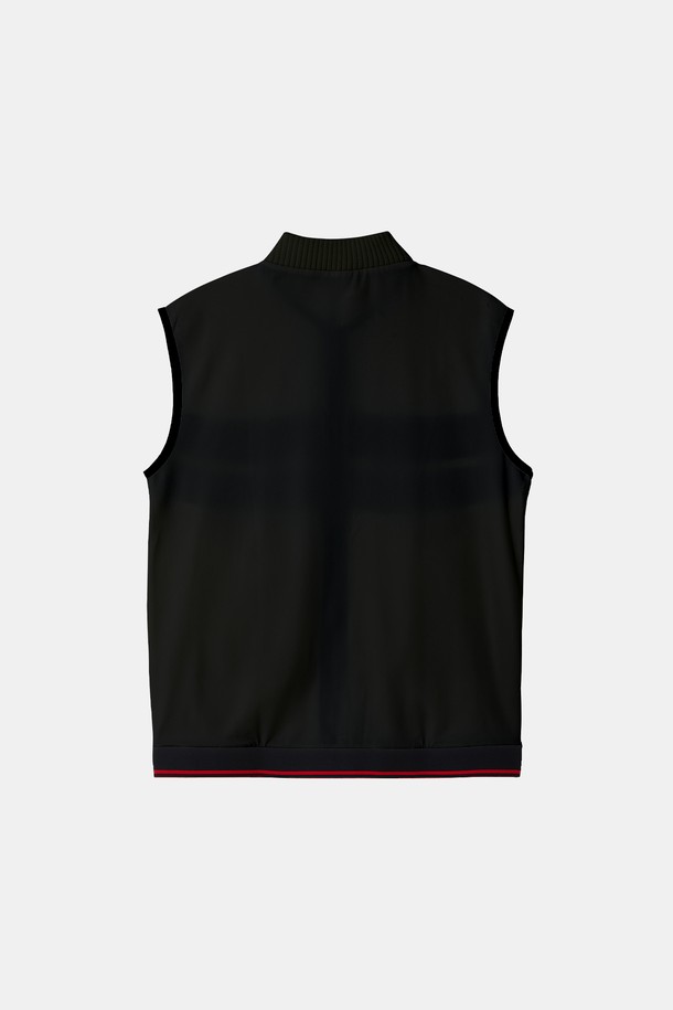 골프앤라이프(Golf&Life) 스트라이프 집업 니트 조끼 CJP138는 남성 골퍼를 위한 스포티하고 캐주얼한 스타일의 골프웨어입니다. 봄, 가을에 적합하며, 부드러운 니트 소재로 제작되어 편안한 착용감을 제공합니다. 블랙, 그레이, 레드의 세련된 스트라이프 패턴이 돋보이며, 레귤러핏과 민소매 디자인으로 활동성을 높였습니다. 집업 스타일로 간편하게 착용 가능하며, 라운딩 시 쾌적함을 유지해줍니다.
