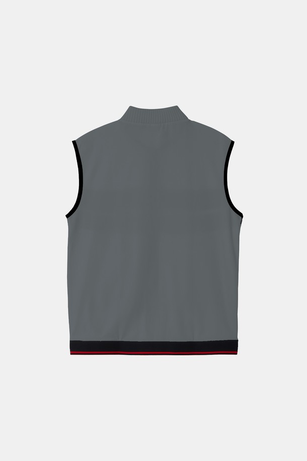 골프앤라이프 스트라이프 집업 니트 조끼 CJP138는 남성용 골프룩을 위한 스포티한 스타일의 상의입니다. 블랙, 그레이, 아이보리 3가지 색상으로 출시되었으며, 봄, 여름, 가을, 겨울 사계절 모두 착용 가능합니다. 부드러운 촉감의 폴리에스터, 아크릴, 폴리우레탄 혼방 소재로 제작되었으며, 신축성이 있어 편안한 착용감을 제공합니다. 베이직핏에 민소매 디자인, 집업 네크라인과 밑단 시보리, 뒷면 배딩 디테일이 특징입니다. 스트라이프 패턴으로 세련된 디자인을 더했습니다.
