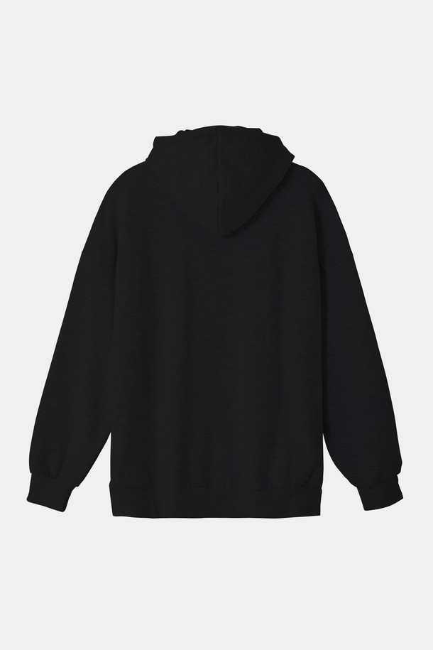 빅사이즈 트레이닝 후드 집업 CTEE118은 남성용 후드집업으로, 캐주얼, 미니멀, 시티보이 스타일을 연출하기 좋습니다. 봄, 가을에 적합하며, 라이트그레이, 블랙, 그레이 세 가지 색상으로 제공됩니다. 오버핏과 와이드 숄더 디자인으로 편안한 착용감을 선사하며, 캥거루 포켓이 실용성을 더합니다. 면과 아크릴 혼방 소재로 제작되어 부드러운 촉감을 느낄 수 있으며, 집업 형태로 간편하게 입고 벗을 수 있어 동네 마실룩, 집콕룩, 캠핑룩 등 다양한 TPO에 활용하기 좋습니다.
