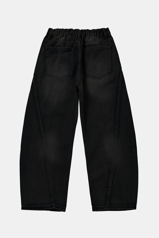 와이드핏 워싱 절개 데님 팬츠 CJN110은 캐주얼, 미니멀, 시크한 스타일을 연출하기 좋은 데님 팬츠입니다. 블루와 블랙 두 가지 색상으로 출시되어 다양한 상의와 매치하기 용이합니다. 워싱 가공과 절개 디자인이 특징이며, 하프밴드 디테일과 더블 포켓으로 실용성을 더했습니다. 넉넉한 와이드핏에 긴 기장으로 편안한 착용감을 선사하며, 지퍼와 버튼 클로저로 깔끔하게 마무리했습니다. 데이트룩, 쇼핑룩 등 다채로운 TPO에 활용할 수 있습니다.
