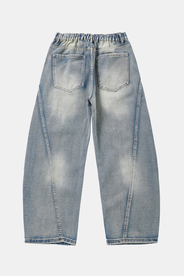 와이드핏 워싱 절개 데님 팬츠 CJN110은 캐주얼, 미니멀, 시크 스타일을 즐기는 분들을 위한 데님 팬츠입니다. 블루와 블랙 두 가지 색상으로 출시되었으며, 일상에서 편안하게 착용하기 좋습니다. 허리 뒷면 밴딩으로 편안한 착용감을 제공하며, 사선 절개 패턴과 은은한 워싱 처리가 돋보입니다. 특히 이중 포켓 디자인으로 실용성을 더했으며, 동네 마실룩이나 쇼핑룩에 잘 어울리는 아이템입니다.
