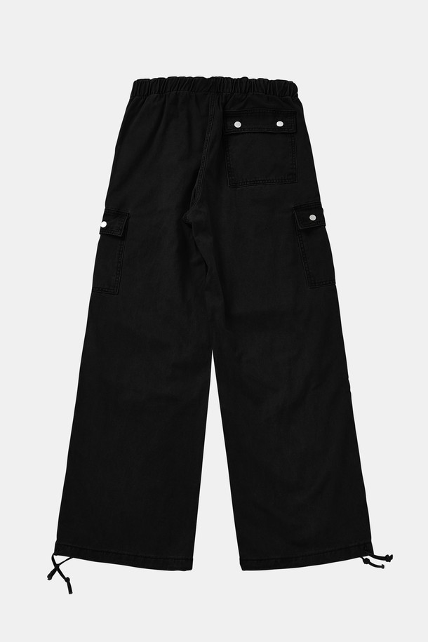 루즈핏 워싱 카고 밴딩 팬츠 CPT154는 데일리룩, 동네 마실룩, 캠핑룩 등 다양한 TPO에 활용하기 좋은 카고 팬츠입니다. 면 소재로 제작되어 편안한 착용감을 제공하며, 워싱 처리된 카키와 블랙 두 가지 색상으로 만나볼 수 있습니다. 허리 조절 스트링과 덮개 있는 플랩 포켓 디테일이 돋보이며, 밴딩 처리로 활동성을 높였습니다. 루즈핏 디자인과 유니크한 스타일, 내구성이 좋은 면 소재로 캐주얼, 워크웨어, 시티보이 스타일을 연출하기 좋습니다.
