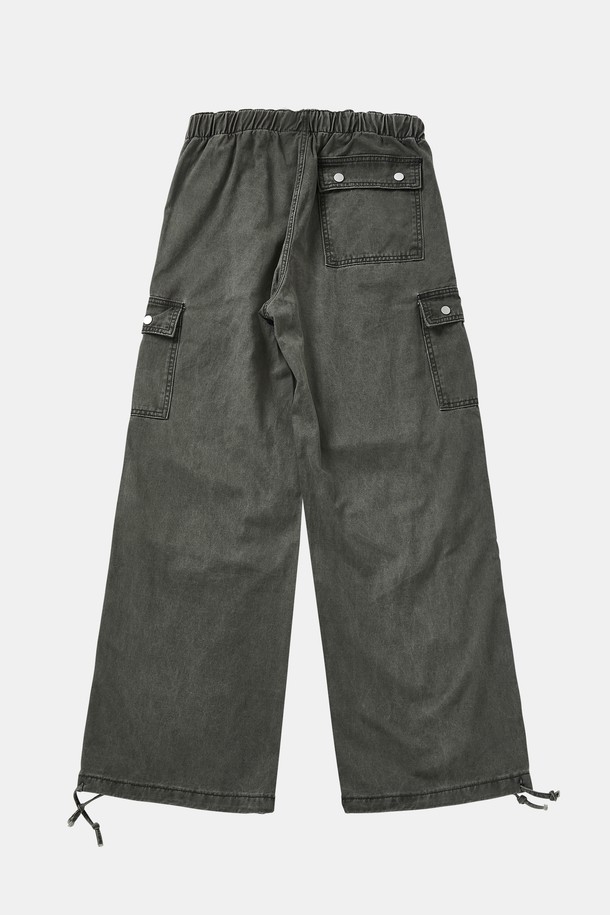 루즈핏 워싱 카고 밴딩 팬츠 CPT154는 캐주얼, 밀리터리 스타일을 즐기는 남성을 위한 반바지입니다. 봄, 여름, 가을 계절에 적합하며, 여행룩, 캠핑룩, 미니멀, 워크웨어 스타일 연출에 활용할 수 있습니다. 카키, 올리브 두 가지 색상으로 출시되었으며, 얇은 두께의 면 소재로 제작되어 편안한 착용감을 제공합니다. 워싱 가공, 카고 포켓, 드로우스트링 디테일이 돋보이는 루즈핏 반바지로, 일상 또는 캐주얼한 활동에 활용하기 좋습니다. 밴딩 처리로 편안함을 더했습니다.
