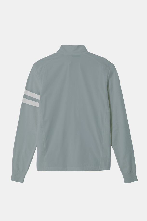 골프앤데일리 바람막이 집업 점퍼 CJP140은 활동적인 당신을 위한 스포티 캐주얼 스타일의 바람막이입니다. 가볍고 부드러운 나일론 소재로 제작되어 봄, 여름 시즌에 쾌적하게 착용 가능하며, 일상 및 골프룩에 모두 잘 어울립니다. 레귤러핏에 팔 부분 라인 디테일로 포인트를 주어 세련된 디자인을 완성했습니다. 집업 스타일과 크롭 기장으로 활동성을 높였으며, 방풍 기능과 경량성을 갖춰 편안한 착용감을 제공합니다. 그레이 컬러의 무지 디자인으로 어떤 스타일에도 쉽게 매치할 수 있습니다.
