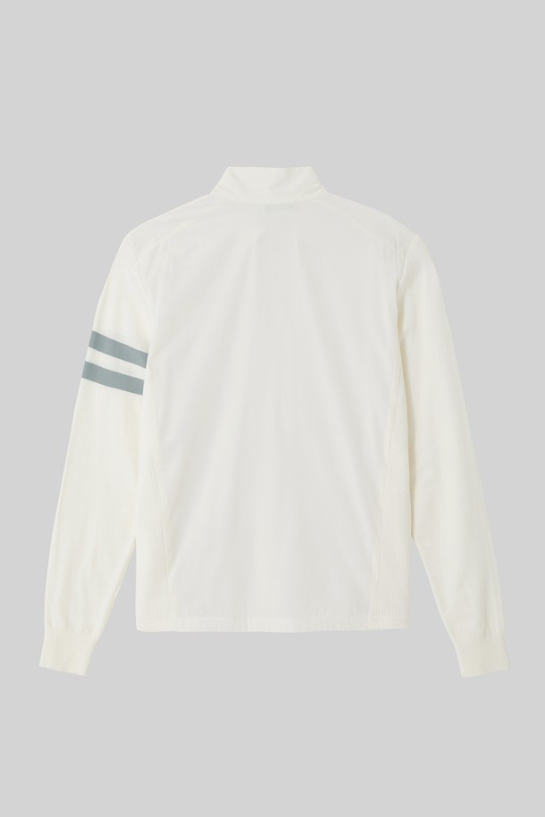 골프앤데일리 바람막이 집업 점퍼 CJP140은 봄, 여름, 가을 시즌에 활용하기 좋은 공용 바람막이입니다. 화이트와 아이보리 두 가지 색상으로 출시되었으며, 스포티하고 캐주얼한 스타일을 연출합니다. 가볍고 부드러운 나일론 소재로 제작되어 편안한 착용감을 제공하며, 얇은 두께로 활동성을 높였습니다. 소매 라인 디테일과 집업 여밈 방식으로 디자인되었으며, 방풍 기능과 경량성을 갖춰 골프룩 및 일상복으로 활용하기 좋습니다. 레귤러핏으로 제작되어 편안한 착용감을 선사합니다.
