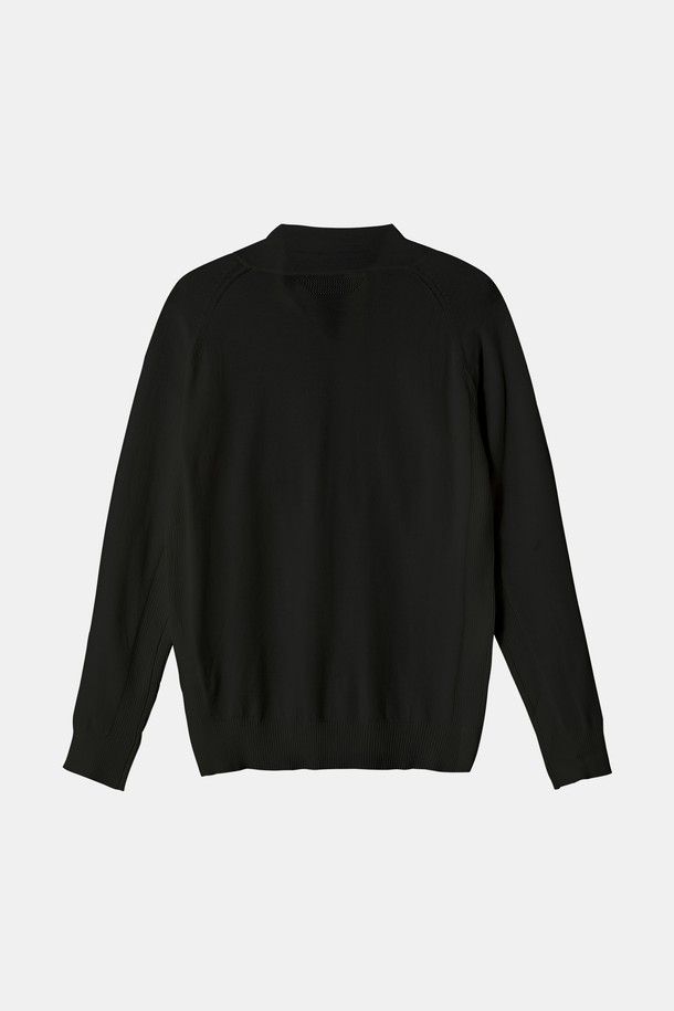 골프앤데일리 미들넥 니트 집업 CJP141는 스포티하면서도 캐주얼한 스타일을 연출하는 남녀 공용 니트 집업입니다. 봄, 가을 시즌에 적합하며, 부드러운 촉감의 니트 소재로 제작되어 편안한 착용감을 제공합니다. 미들넥 디자인과 레귤러핏으로 제작되어 골프룩뿐만 아니라 일상에서도 미니멀하게 활용하기 좋습니다. 블랙 컬러의 무지 디자인으로 어떤 스타일에도 쉽게 매치할 수 있는 실용적인 아이템입니다. 긴 소매와 집업 스타일로 간절기 날씨에 유용하게 활용할 수 있습니다.
