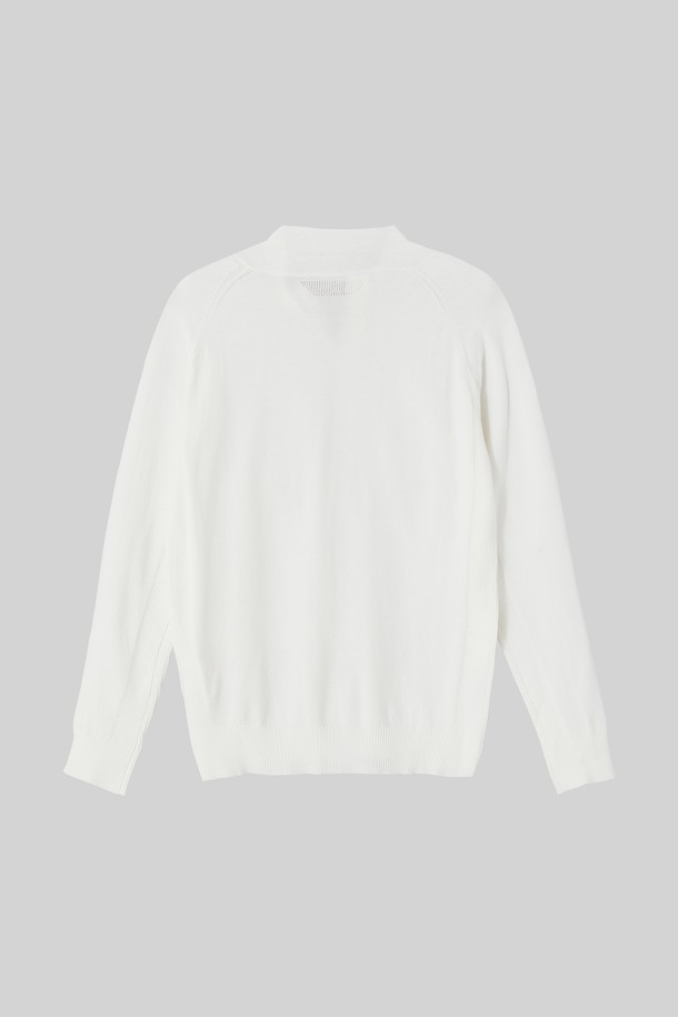 골프앤데일리 미들넥 니트 집업 CJP141는 스포티함과 캐주얼함을 동시에 즐길 수 있는 공용 집업입니다. 부드러운 촉감의 니트 소재로 제작되어 봄, 가을 간절기에 착용하기 좋으며, 하프넥 디자인이 특징입니다. 레귤러핏으로 편안하게 착용 가능하며, 일상복뿐만 아니라 골프웨어로도 활용할 수 있습니다. 무지 디자인에 화이트 컬러로 미니멀한 스타일을 연출합니다. 긴 소매와 크롭 기장으로 활동성을 더했습니다.
