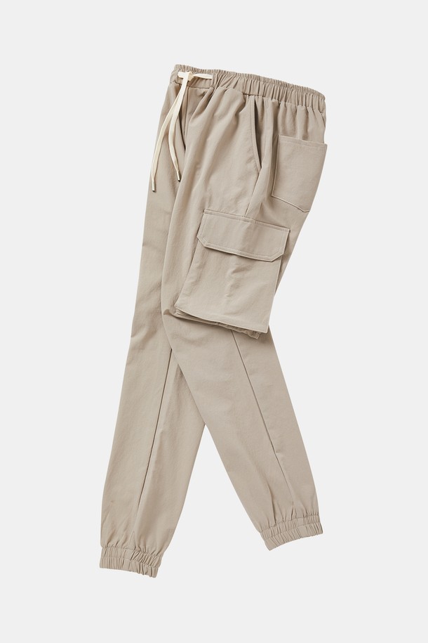 사방 스판 소재로 편안한 착용감을 선사하는 밴딩 카고 조거 팬츠 CPT155입니다. 부드러운 촉감의 면과 스판덱스 혼방으로 제작되어 활동성을 높였으며, 릴랙스 핏으로 편안하게 착용 가능합니다. 베이지 컬러에 허리 스트링과 발목 시보리, 사이드 카고 포켓 디테일이 돋보이는 디자인입니다. 일상, 산책, 캠핑 등 다양한 TPO에 캐주얼, 스포티, 미니멀 스타일로 활용하기 좋습니다. 봄, 가을 시즌에 적합한 긴 기장의 조거 팬츠입니다.
