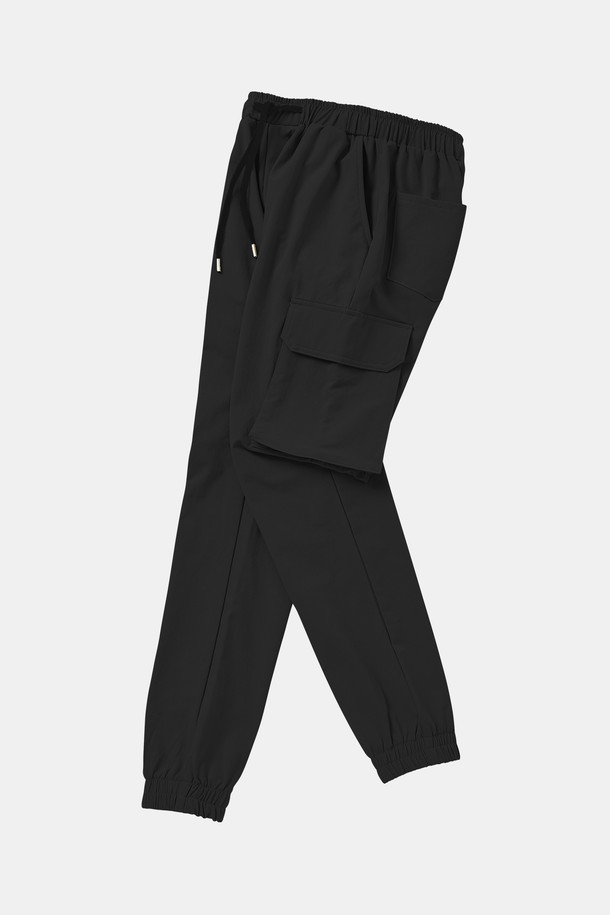 사방 스판 소재로 편안한 착용감을 선사하는 밴딩 카고 조거 팬츠 CPT155입니다. 무지 디자인에 블랙 컬러로 어떤 상의와도 쉽게 매치하여 캐주얼, 스포티, 미니멀 스타일을 연출할 수 있습니다. 봄, 가을 시즌에 적합하며, 부드러운 촉감과 릴랙스 핏으로 활동성을 높였습니다. 밴딩 허리와 카고 포켓 디테일은 실용성과 디자인을 동시에 만족시키는 포인트입니다. 일상복으로 편안하게 즐겨 입기 좋은 조거 팬츠입니다.
