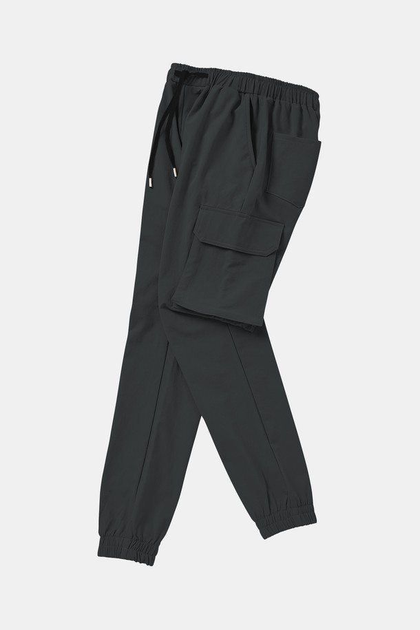 사방 스판 소재로 편안한 착용감을 선사하는 밴딩 카고 조거 팬츠 CPT155입니다. 무지 디자인에 블랙 컬러로 어떤 상의와도 쉽게 매치하여 캐주얼, 스포티 스타일을 연출할 수 있습니다. 허리 밴딩 처리로 활동성을 높였으며, 릴렉스 핏으로 편안하게 착용 가능합니다. 사이드 카고 포켓 디테일로 실용성을 더했으며, 봄, 가을에 적합한 두께감으로 활용도가 높습니다. 부드러운 촉감의 스판 소재가 편안한 활동성을 보장합니다.

