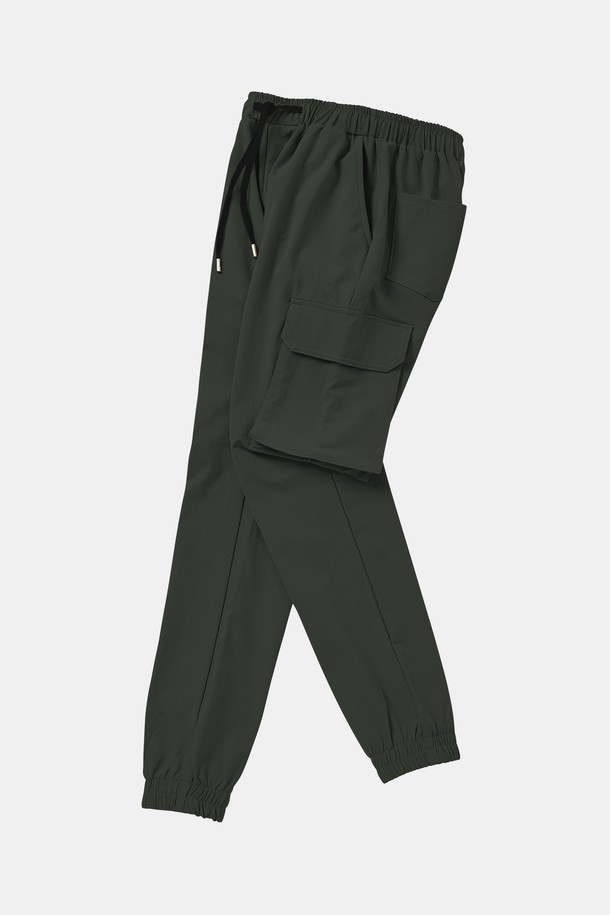 사방 스판 밴딩 카고 조거 팬츠 CPT155는 캐주얼과 스트릿 스타일을 넘나드는 활용도 높은 바지입니다. 면과 스판덱스 혼방 소재로 제작되어 부드러운 촉감과 편안한 착용감을 제공하며, 봄, 가을에 적합합니다. 허리 밴딩과 스트링으로 편안한 핏 조절이 가능하며, 넉넉한 루즈핏 조거 스타일로 활동성을 높였습니다. 카고 포켓 디테일로 수납력을 더하고, 카키와 올리브 두 가지 색상으로 출시되어 여행룩, 캠핑룩 등 다양한 TPO에 매치하기 좋습니다.
