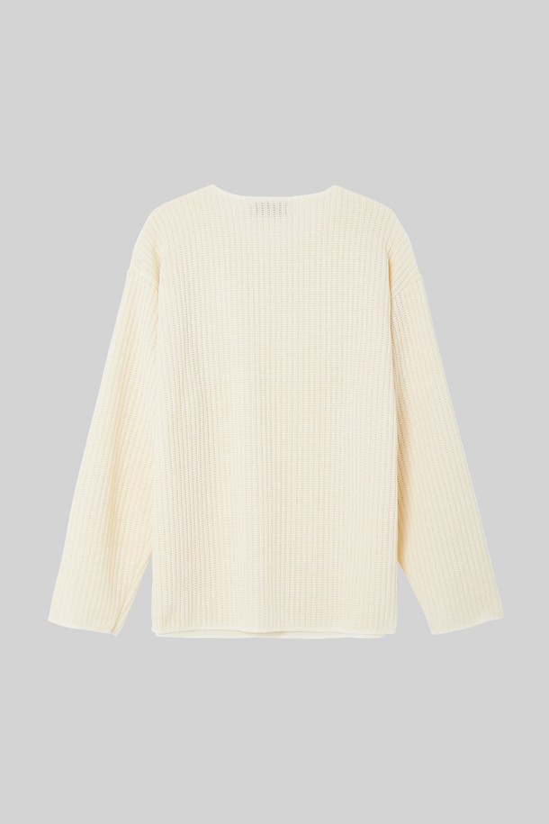 부드러운 벨루아 소재의 라운드넥 긴팔 티셔츠 CTEE121입니다. 포근한 두께감과 부드러운 촉감으로 가을, 겨울철 따뜻하게 착용하기 좋습니다. 베이직한 디자인과 아이보리 컬러로 다양한 스타일 연출이 용이하며, 집콕룩과 산책룩 등 편안한 일상에 잘 어울립니다. 레귤러핏으로 제작되어 편안한 착용감을 선사하며, 캐주얼, 미니멀, 클래식 스타일을 즐겨 입는 분들께 추천합니다. 니트 조직으로 제작되어 높은 보온성을 제공합니다.
