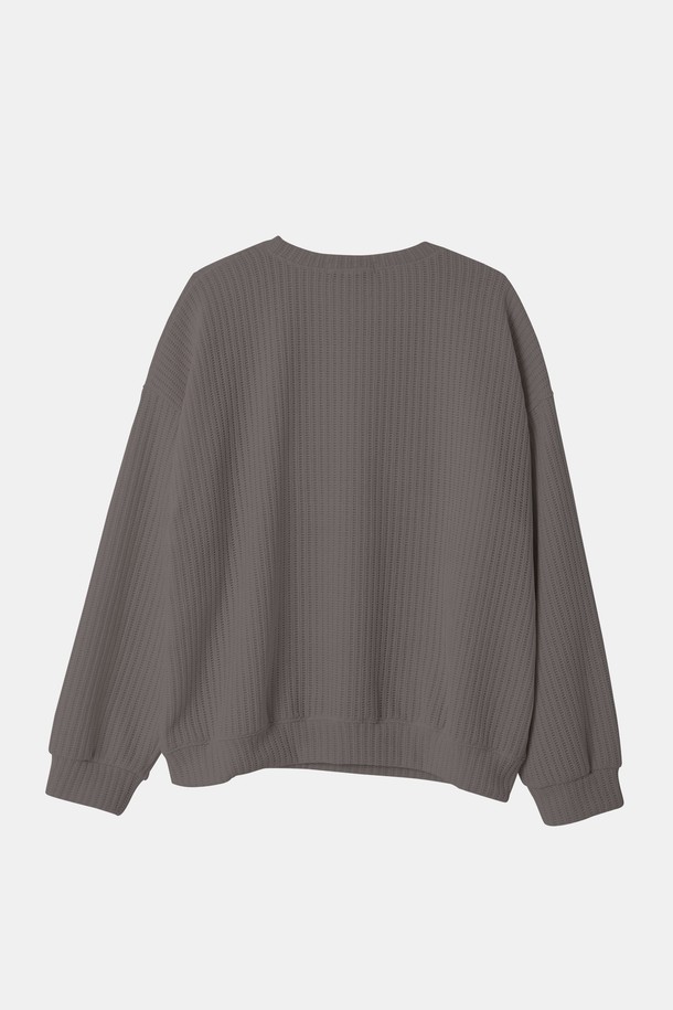 부드러운 벨루아 소재의 오버핏 니트형 맨투맨 CTEE122입니다. 베이직하고 캐주얼한 스타일로, 쌀쌀한 가을과 겨울철에 따뜻하게 착용하기 좋습니다. 라운드넥 디자인에 긴 소매 기장으로 제작되었으며, 넉넉한 핏으로 편안함을 더했습니다. 두꺼운 두께감으로 보온성을 높였으며, 무지 패턴의 그레이 컬러로 어떤 옷에도 쉽게 매치할 수 있습니다. 일상생활에서 편안하면서도 스타일리시하게 연출해보세요.
