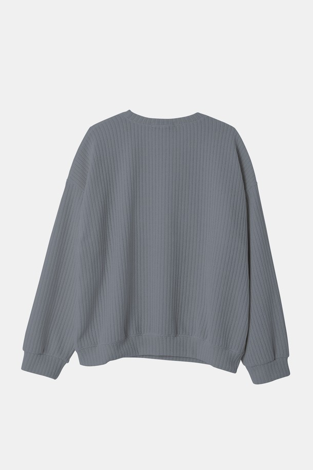 부드러운 벨루아 소재의 오버핏 니트형 맨투맨 CTEE122입니다. 쌀쌀한 가을, 겨울철에 따뜻하게 착용하기 좋은 두꺼운 두께감으로 제작되었습니다. 라운드넥 디자인에 무지 패턴과 베이직, 캐주얼 스타일을 더해 일상에서 편안하게 즐겨 입을 수 있습니다. 긴 소매 기장과 크롭 기장으로 트렌디한 핏을 연출하며, 그레이 컬러로 다양한 하의와 매치하기 용이합니다. 공용으로 착용 가능하여 남녀 모두에게 추천하는 아이템입니다.
