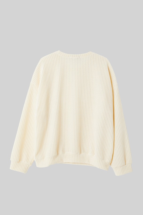 벨루아 오버핏 니트형 맨투맨 CTEE122는 부드러운 촉감의 벨루아 소재로 제작되어 포근함을 선사합니다. 라운드넥 디자인에 무지 패턴으로 베이직하고 캐주얼한 스타일을 연출하며, 넉넉한 오버핏으로 편안한 착용감을 제공합니다. 가을, 겨울 시즌에 어울리는 긴 소매 기장의 두꺼운 두께감으로 보온성을 높였습니다. 집콕룩부터 미니멀한 스타일까지, 다양한 룩에 활용하기 좋은 아이보리, 화이트 컬러의 맨투맨입니다. 니트 형으로 제작되어 더욱 포근하고 부드러운 느낌을 줍니다.
