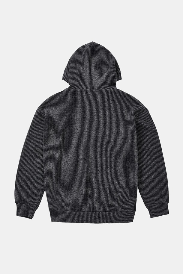 오버핏 빅사이즈 골지 포켓 후드티 CTEE124는 넉넉한 핏과 부드러운 촉감으로 편안함을 선사하는 후드티입니다. 차콜 그레이 색상의 면 소재로 제작되어 가을, 겨울철 데일리룩으로 활용하기 좋습니다. 베이직한 디자인에 골지 패턴이 더해져 캐주얼하면서도 미니멀한 스타일을 연출합니다. 넉넉한 오버핏과 빅사이즈로 편안한 착용감을 제공하며, 포켓 디테일로 실용성을 더했습니다. 집콕룩으로 편안하게 즐기기 좋은 아이템입니다.
