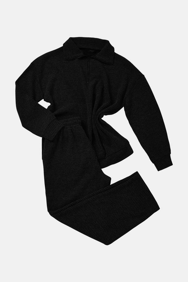 오버핏 빅사이즈 골지 반집업 셋업 CTEE123S는 캐주얼 및 미니멀 스타일을 추구하는 분들을 위한  상의입니다.  블랙 컬러의 면 소재로 제작되어 부드러운 촉감을 제공하며, 봄, 가을에  착용하기 좋습니다.  반집업 디자인과 골지 패턴이  세련된 느낌을 더하고,  오버핏으로 편안한 착용감을 선사합니다.  일상에서  스타일리시하게  연출할 수 있는  빅사이즈 셋업입니다.
