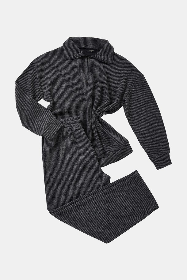 오버핏 빅사이즈 골지 반집업 셋업 CTEE123S는 캐주얼하고 베이직한 스타일의 남녀 공용 티셔츠입니다. 부드러운 면 소재에 두꺼운 골지 패턴으로 제작되어 봄, 가을, 겨울철에 따뜻하게 착용할 수 있습니다. 넉넉한 오버핏으로 편안한 착용감을 제공하며, 반집업 디자인으로 스타일리시함을 더했습니다. 출근룩과 캠핑룩 등 다양한 TPO에 활용 가능하며, 미니멀, 캐주얼, 클래식 스타일을 즐겨 입는 분들께 추천합니다. 빅사이즈로 제작되어 체형에 구애 없이 누구나 편안하게 즐길 수 있는 셋업 상품입니다.
