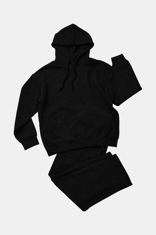 오버핏 빅사이즈 골지 후드 셋업 CTEE124S는 캐주얼 및 스트릿 스타일을 즐기는 분들을 위한 완벽한 아이템입니다. 부드러운 면 소재로 제작되어 편안한 착용감을 선사하며, 두꺼운 두께감으로 봄, 가을, 겨울철에 따뜻하게 입을 수 있습니다. 오버사이즈 핏과 골지 패턴이 트렌디한 무드를 더하고, 후드 디자인으로 캐주얼한 매력을 강조합니다. 블랙 컬러로 어떤 옷에도 쉽게 매치할 수 있으며, 빅사이즈로 편안함과 스타일을 동시에 만족시킵니다. 셋업 구성으로 간편하게 스타일링을 완성할 수 있습니다.
