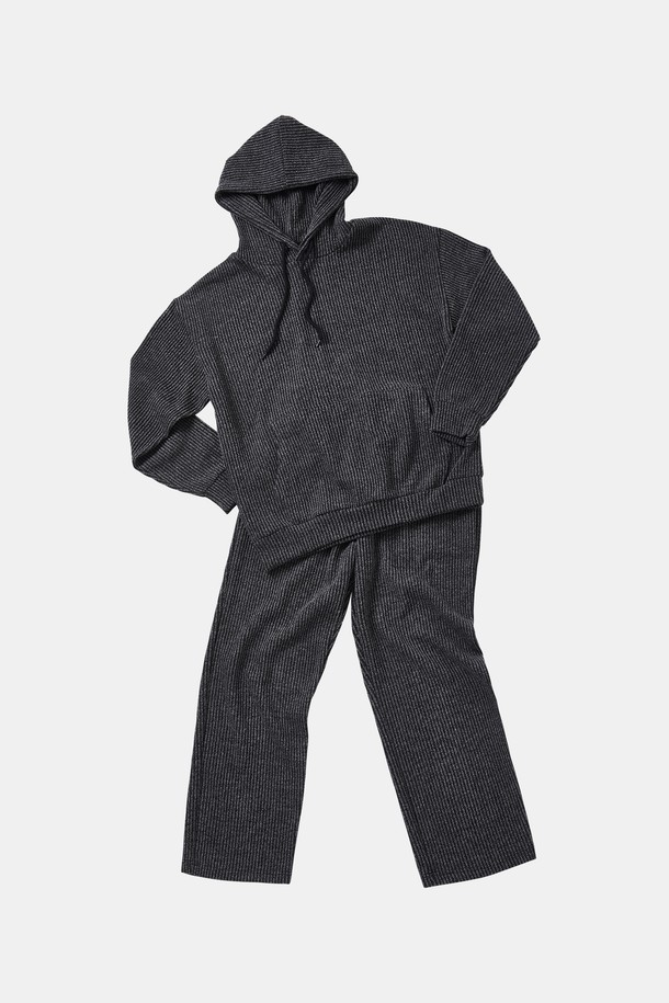 오버핏 빅사이즈 골지 후드 셋업 CTEE124S는 캐주얼하고 미니멀한 스타일을 추구하는 남성 고객을 위한 제품입니다. 가을, 겨울 시즌에 적합하며, 부드러운 촉감의 면 소재로 제작되어 편안한 착용감을 선사합니다. 차콜 그레이 색상의 골지 패턴이 돋보이며, 오버핏 디자인으로 트렌디한 핏을 연출합니다. 집콕룩으로도 활용하기 좋은 실용적인 아이템이며, 두꺼운 두께감으로 보온성을 높였습니다. 셋업 구성으로 간편하게 스타일링을 완성할 수 있습니다.
