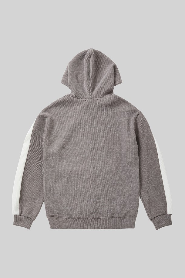 배색 골지 포켓 후드티 CTEE125는 캐주얼하고 미니멀한 스타일을 연출하기 좋은 남녀 공용 후드티입니다. 봄, 가을, 겨울 세 계절 모두 활용 가능하며, 부드러운 면 소재로 제작되어 편안한 착용감을 선사합니다. 레귤러 핏에 후드 디자인, 긴 소매 기장으로 제작되었으며, 그레이 컬러 바탕에 배색 포인트와 포켓 디테일이 돋보입니다. 일상생활에서 데일리룩으로 활용하기 좋으며, 다양한 하의와 매치하여 스타일리시한 룩을 완성할 수 있습니다.
