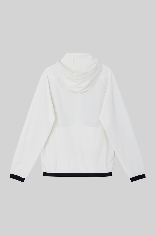 스포츠 사방 스판 후드 바람막이 CJP143은 봄, 여름철 스포츠 활동과 일상에서 모두 활용하기 좋은 여성/남성 공용 바람막이입니다. 얇고 부드러운 나일론 스판덱스 혼방 소재로 제작되어 가볍고 편안한 착용감을 제공하며, 활동성을 높이는 레귤러핏 디자인입니다. 깔끔한 무지 화이트 컬러에 집업 스타일, 크롭 기장으로 스포티한 무드를 연출합니다. 방풍 기능을 갖춰 야외 활동 시에도 쾌적함을 유지하며, 후드와 스판 디테일로 활동성과 스타일을 더했습니다. 러닝룩, 피트니스룩, 봄 소풍룩 등 다양한 TPO에 미니멀하고 캐주얼하게 매치하기 좋습니다.
