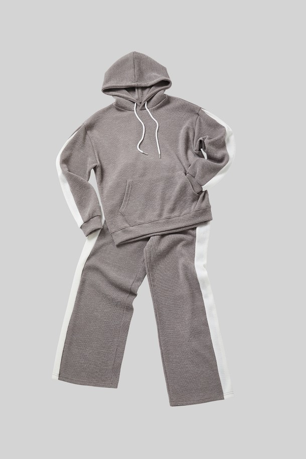 배색 골지 포켓 후드티 셋업 CTEE125S는 남성용 후드티로, 가을과 겨울에 따뜻하게 착용하기 좋습니다. 베이직하고 캐주얼한 스타일로, 일상복으로 활용하기 좋습니다. 부드러운 면 소재에 레귤러 핏으로 편안한 착용감을 선사하며, 긴 소매와 후드 디자인으로 보온성을 높였습니다. 그레이 컬러의 골지 패턴에 포켓 디테일이 더해져 실용성을 더했습니다. 캐주얼, 미니멀, 클래식 스타일을 즐겨 입는 남성에게 추천합니다.
