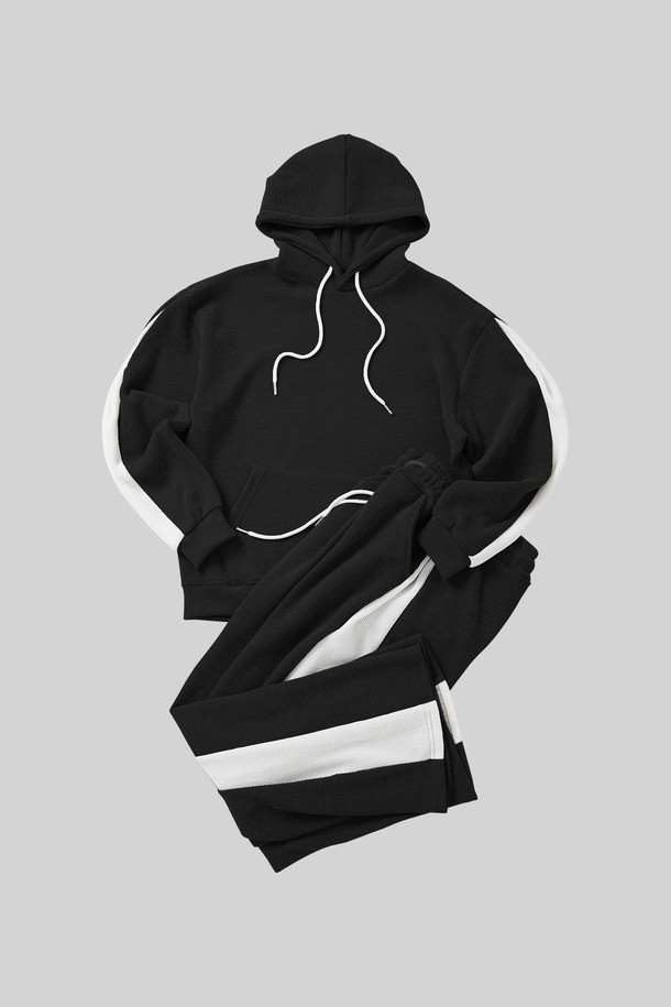 **배색 골지 포켓 후드티 셋업 CTEE125S**는 캐주얼, 스포티, 미니멀 스타일을 추구하는 분들을 위한 일상복입니다. 블랙, 화이트 두 가지 색상으로 출시되었으며, 봄, 가을, 겨울 계절에 착용하기 좋습니다. 면 소재의 부드러운 촉감과 골지 패턴이 특징이며, 넉넉한 레귤러핏으로 편안하게 착용 가능합니다. 후드 디자인에 포켓 디테일을 더하여 실용성을 높였으며, 집콕룩, 산책룩, 캠핑룩 등 다양한 TPO에 활용할 수 있는 셋업 상품입니다. 긴 소매 기장과 두꺼운 두께감으로 따뜻하게 착용할 수 있습니다.
