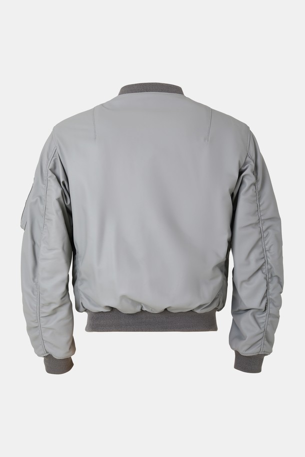 슬리브 포켓 양가죽 항공점퍼 CLJP120은 부드러운 양가죽 소재의 두꺼운 두께감으로 제작되어 봄, 가을 시즌에 착용하기 좋습니다. 캐주얼, 스포티, 미니멀 스타일을 원하는 분들께 추천하며, 여행룩이나 캠핑룩에도 잘 어울립니다. 그레이 컬러의 무지 디자인에 긴 소매와 소매 포켓 디테일이 돋보이며, 집업 스타일로 편안하게 착용할 수 있습니다. 안감은 오렌지 컬러로 포인트를 주어 세련된 느낌을 더했습니다. 레귤러핏으로 제작되어 편안한 착용감을 제공합니다.
