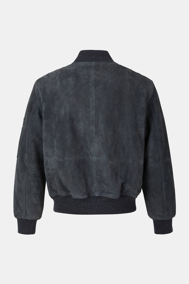 고트 스웨이드 퀼팅 블루종 점퍼 CLJP121은 부드러운 촉감의 고트 스웨이드 소재로 제작되어 가을과 겨울에 따뜻하게 착용할 수 있는 아우터입니다. 캐주얼 스타일의 무지 디자인에 퀼팅 디테일과 립(Rib) 디테일로 포인트를 주었습니다. 레귤러핏으로 제작되었으며, 집업 여밈 방식으로 편안하게 착용 가능합니다. 크롭 기장의 긴소매 디자인으로 다양한 스타일 연출에 활용할 수 있습니다. 그레이 컬러로 출시되었습니다.
