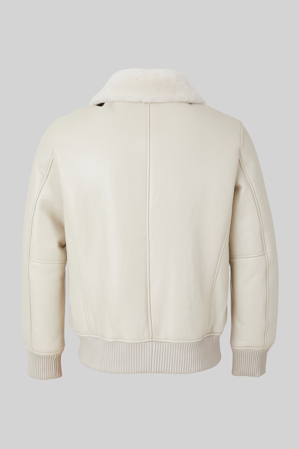 와이어 카라 램스킨 무스탕 CLJP123은 부드러운 램스킨 소재로 제작되어 뛰어난 촉감을 선사합니다. 크롭 기장의 레귤러핏으로 캐주얼하고 베이직한 스타일을 연출하며, 와이어 카라와 립 디테일이 특징입니다. 가을과 겨울에 따뜻하게 착용할 수 있으며, 화이트와 아이보리 두 가지 색상으로 출시되었습니다. 집업 스타일로 편안하게 착용 가능하며, 일상에서 폭넓게 활용하기 좋습니다.
