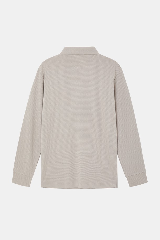 엠보 스트라이프 카라넥 긴팔티 CTEE119는 베이직하면서 캐주얼한 스타일을 연출하는 공용 티셔츠입니다. 봄, 가을에 어울리는 부드러운 면 소재로 제작되었으며, 엠보 스트라이프 패턴이 특징입니다. 레귤러핏에 크롭 기장으로, 데이트룩이나 봄 소풍룩에 적합합니다. 카라넥 디자인과 긴소매로 미니멀, 클래식한 스타일을 완성합니다.
