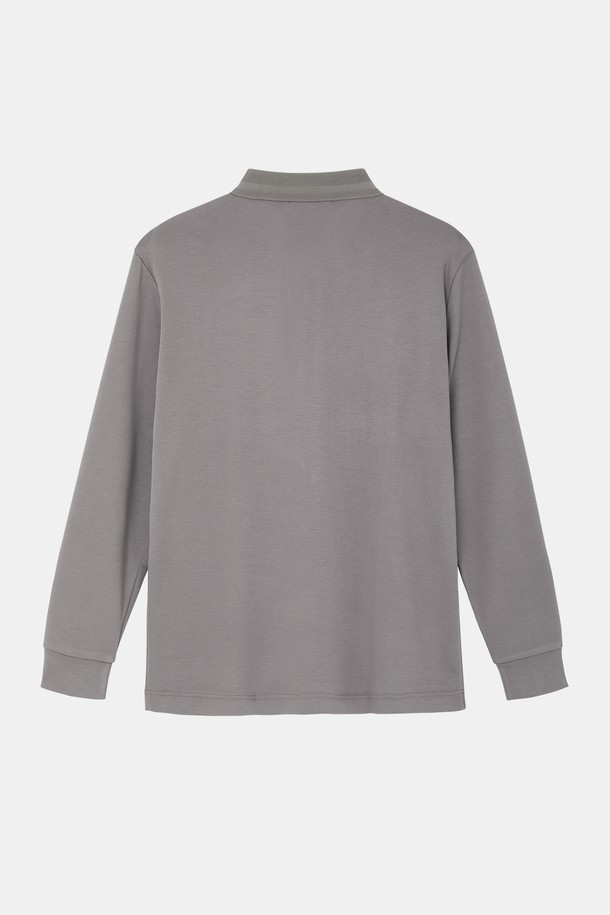 그레이 컬러의 쓰리버튼 스판 카라넥 긴팔티 CTEE120입니다. 부드러운 촉감의 스판 소재로 제작되어 편안한 착용감을 선사합니다. 베이직하고 캐주얼한 스타일로 일상에서 활용하기 좋으며, 봄, 가을 간절기에 적합합니다. 레귤러핏에 긴소매 기장으로 제작되었으며, 3개의 버튼 디테일이 돋보입니다. 미니멀, 캐주얼, 클래식한 스타일을 연출하기 좋습니다.
